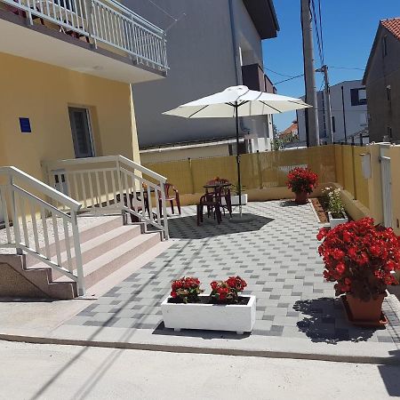 Ruza Apartmani Zara Esterno foto
