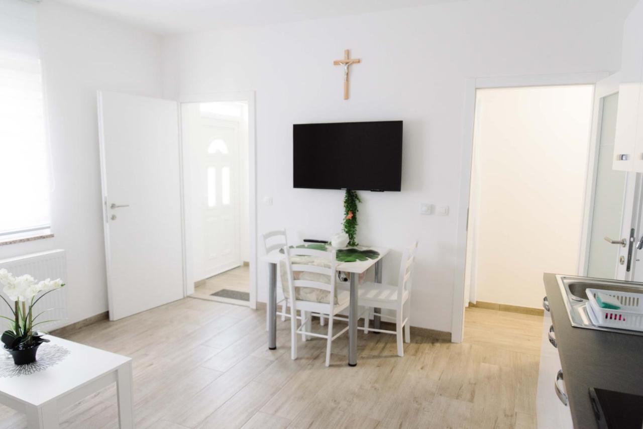 Ruza Apartmani Zara Esterno foto