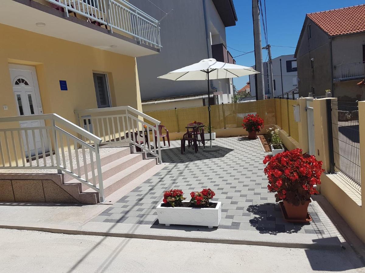 Ruza Apartmani Zara Esterno foto