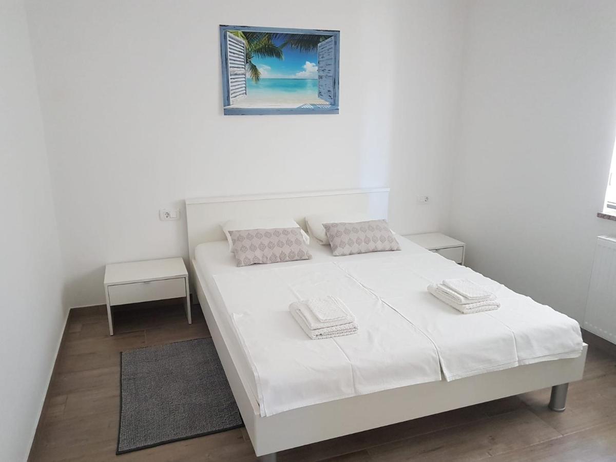 Ruza Apartmani Zara Esterno foto