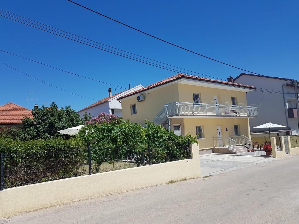 Ruza Apartmani Zara Esterno foto