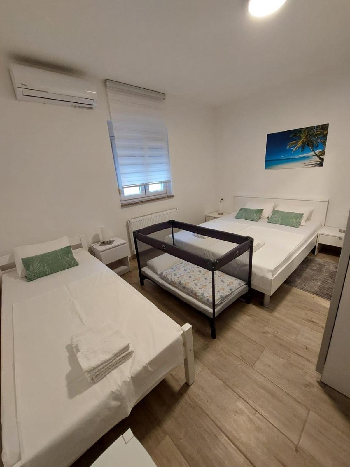 Ruza Apartmani Zara Esterno foto