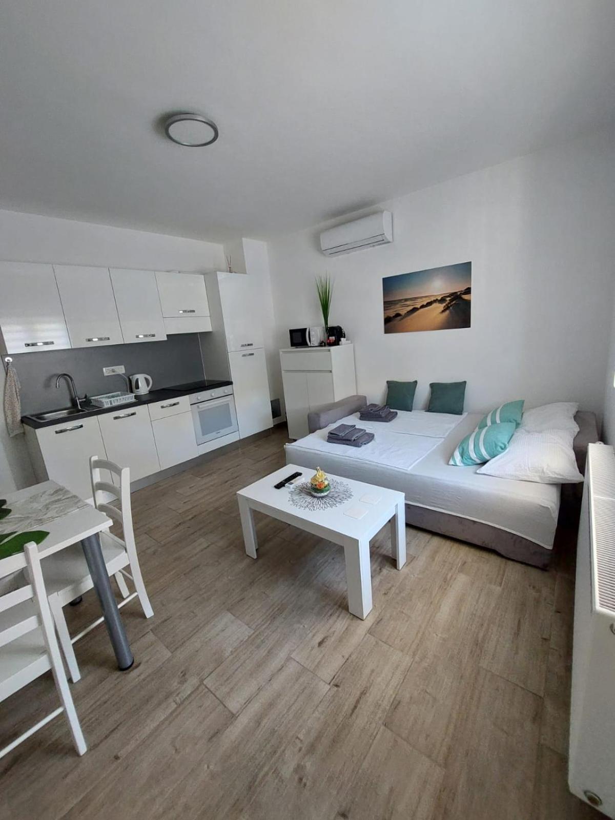 Ruza Apartmani Zara Esterno foto